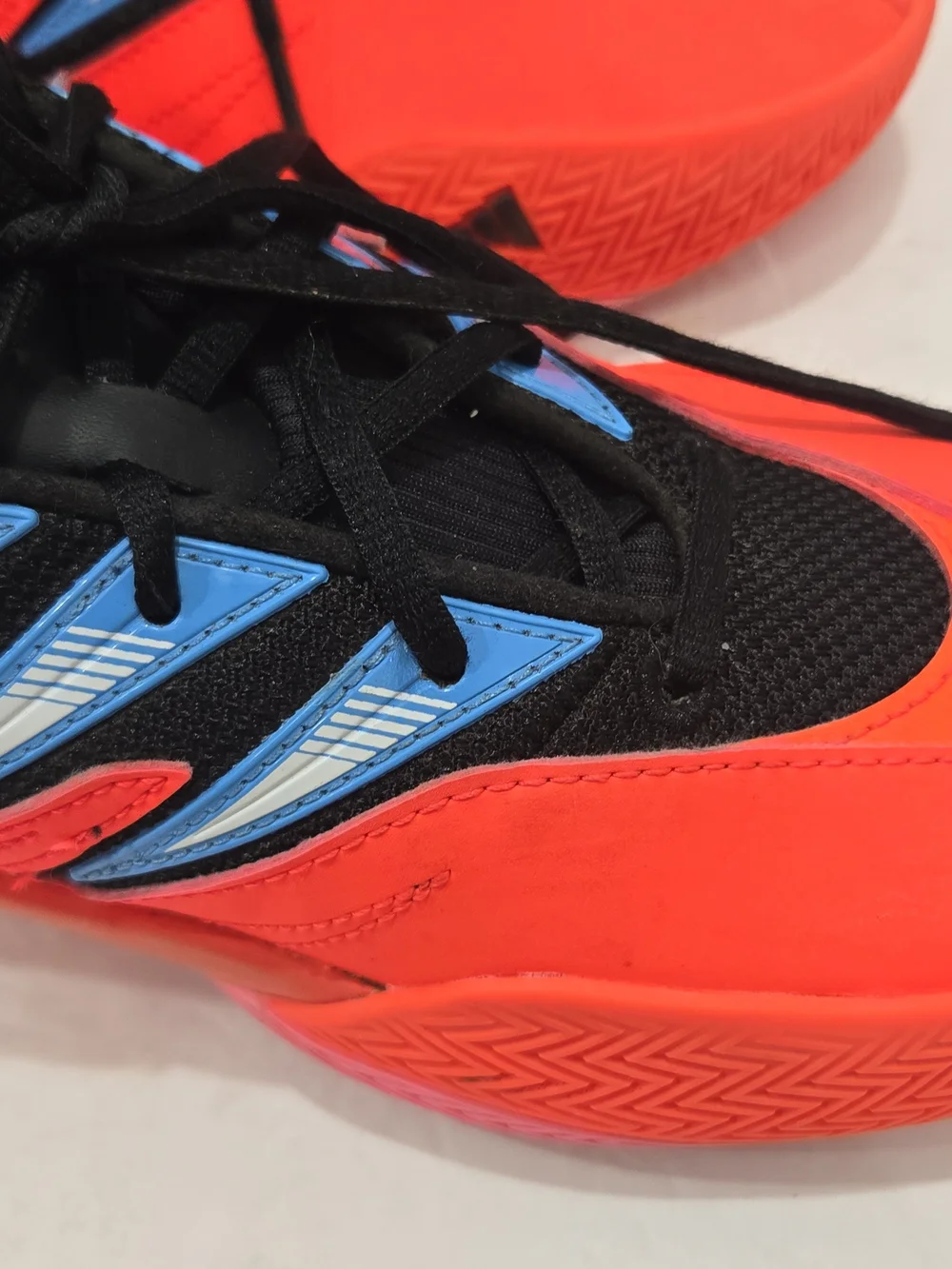 Adidas Youth Dame Certified 3 Low Solar Red Size US 6